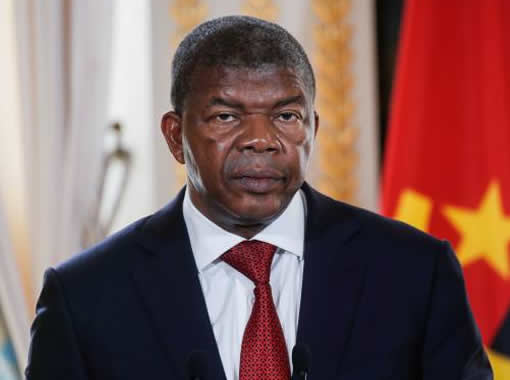 Regime angolano mantém-se somente pelos excessos que comete - Escritor